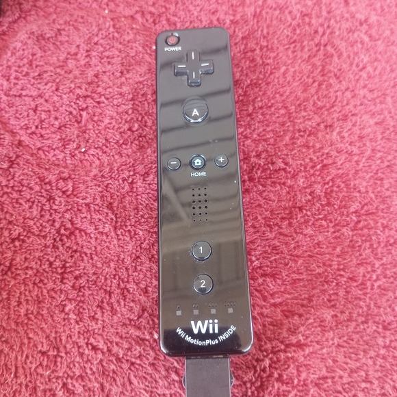 Wii Black Console with New Super Mario Brothers Wii and Music CD - Picture 6 of 14